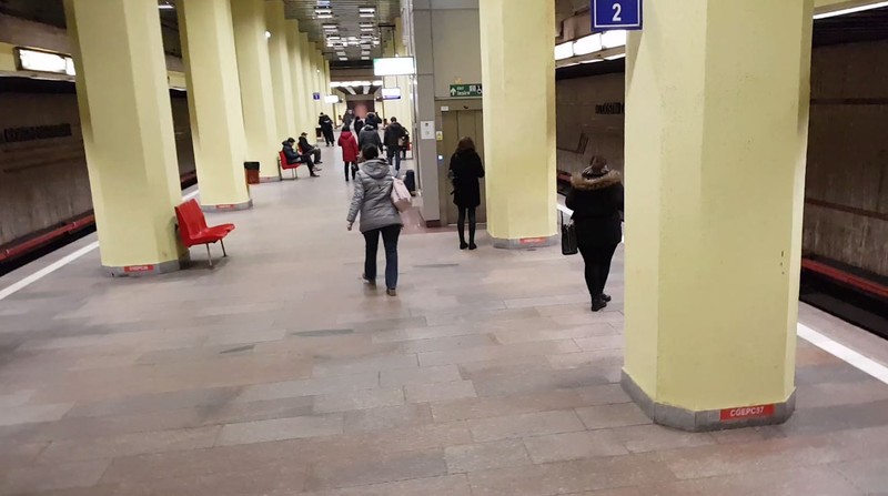 Criminala de la metrou merge la biserică, călătorii stau tot pe buza peronului... A trecut un an de la atacul soldat cu moartea unei tinere. Magdalena Șerban își așteaptă sentința definitivă, bucureștenii au uitat de pericol, iar nenorocirea se poate repeta oricând.