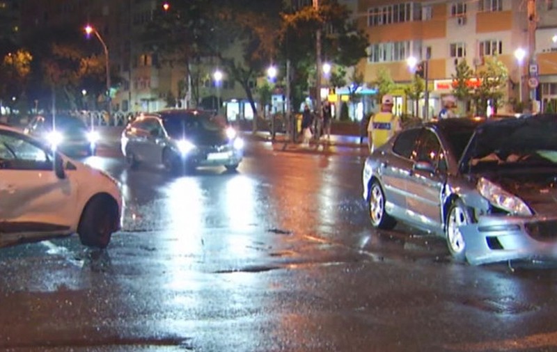 Accident grav pe Calea Rahovei din București. Un şofer a trecut pe roşu, două persoane sunt la spital