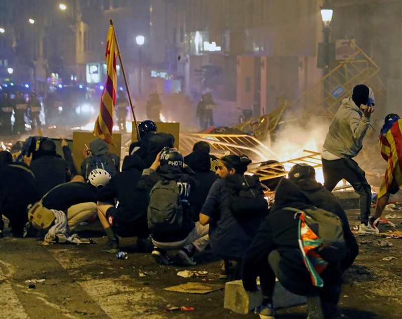 Violențe în Barcelona, după ce sute de mii de oameni au făcut grevă generală. Centrul orașului, scena confruntărilor dintre poliție și separatiști | VIDEO