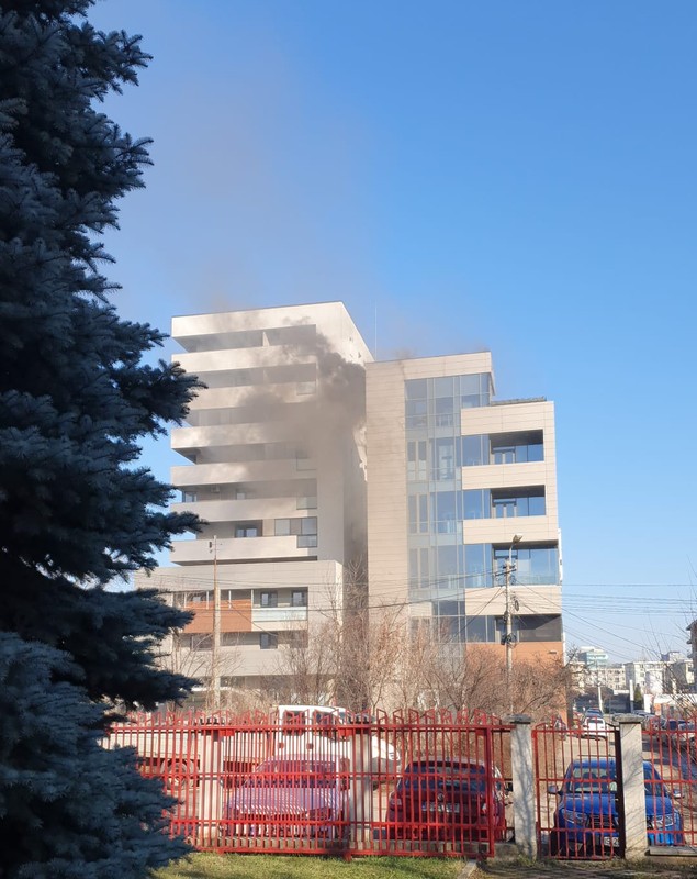 Incendiu puternic la o sală de sport din Iași. Mai multe persoane au fost evacuate