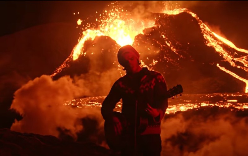 Imagini incredibile în Islanda. O trupă rock a cântat în fața vulcanului care erupe