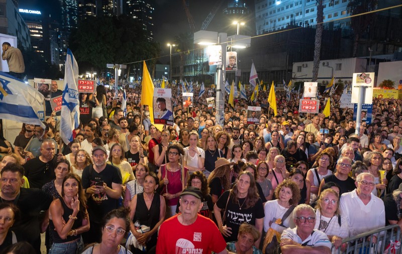 Zeci de mii de protestatari s-au adunat la Tel Aviv pentru a cere încetarea războiului din Gaza. Un ministru de extremă dreaptă acuză o „campanie perversă”