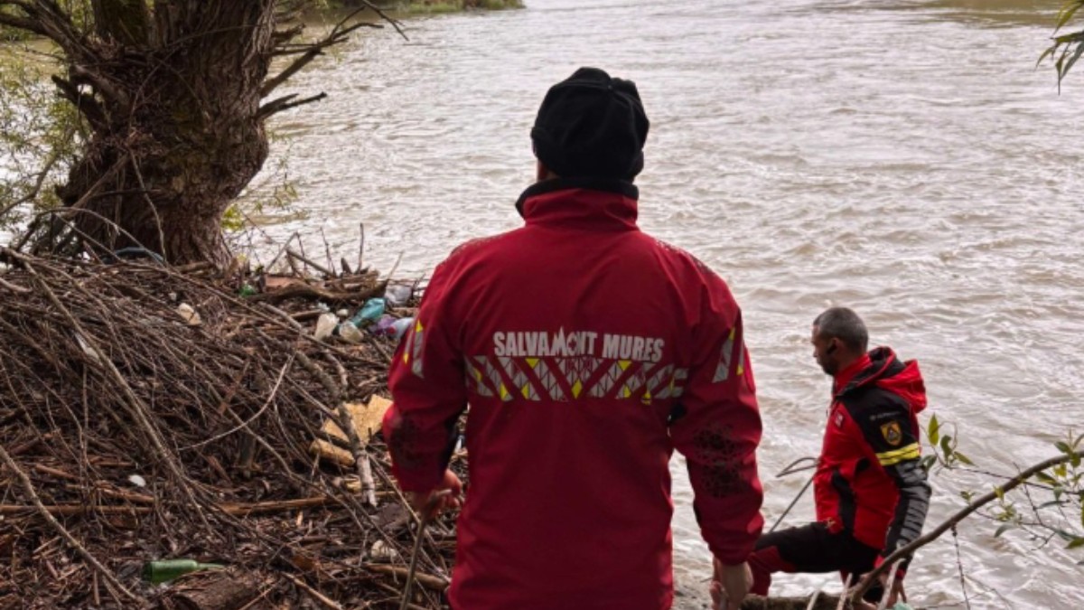 Un echipaj Salvamont Mureș, implicat în căutarea unui băiat de 14 ani în apele Mureșului