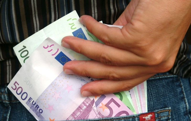 Jaf la Primărie! Doi bărbaţi au fugit cu bani proveniţi din taxele locale 