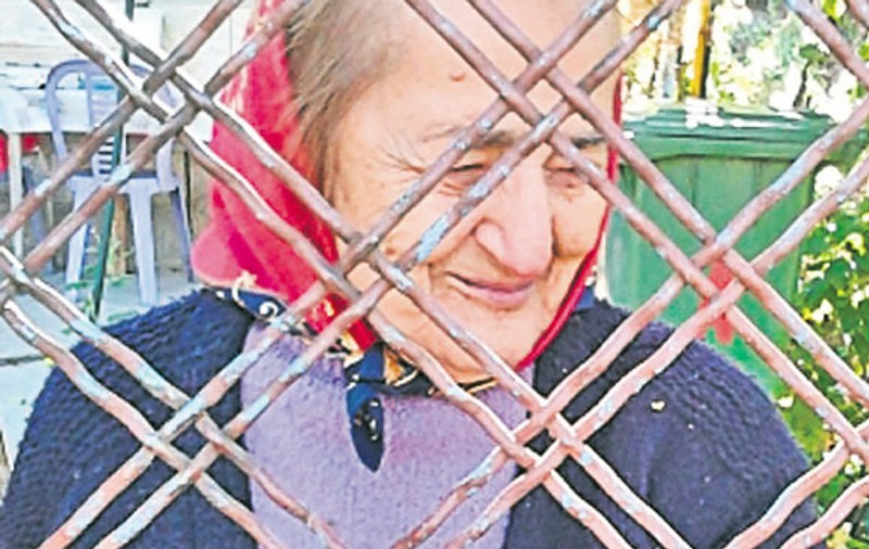 O clujeancă de 87 de ani încă mai are încredere în cinstea românilor | Ea pune florile la poartă, oamenii îi lasă banii în cutia poştală