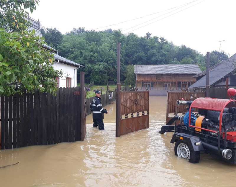 UPDATE/ Cod roșu de inundații în Vâlcea, Gorj și Argeș. Zeci de oameni au fost evacuați din case în Băbeni, Vâlcea