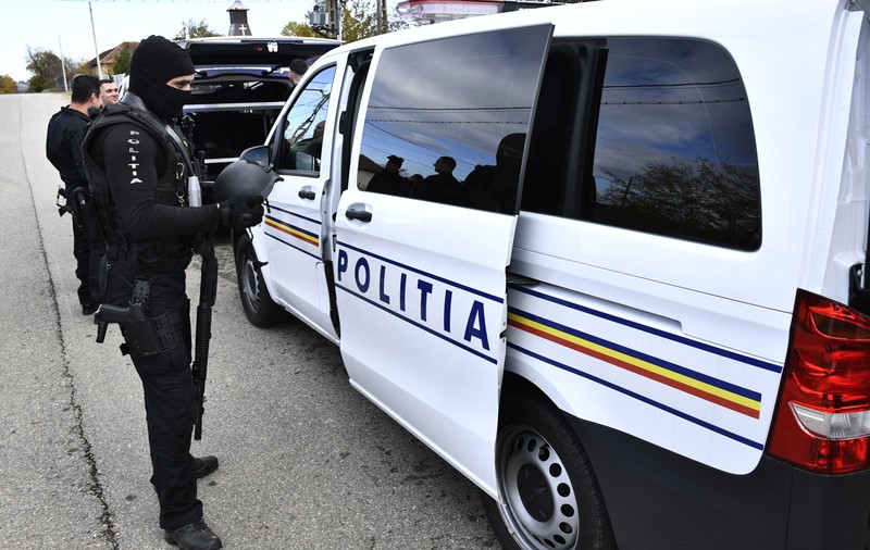 Petrecere ilegală într-un bar din Boița, care avea activitatea suspendată, întreruptă de mascați. S-au dat amenzi de peste 10.000 de lei