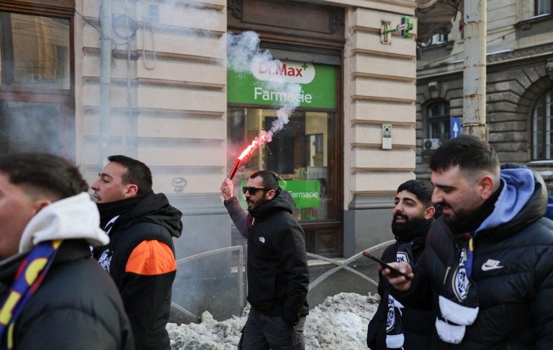 Fanii lui PAOK Salonic au luat cu asalt Centrul Vechi, înaintea partidei decisive cu FCSB din Liga Europa | VIDEO