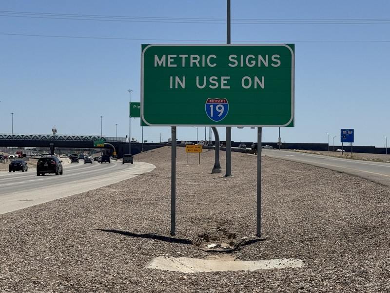 Autostrada I-19, între Tucson și granița cu Mexic, face parte dintr-un experiment al Statelor Unite de a adopta sistemul metric Foto: KGUN 9