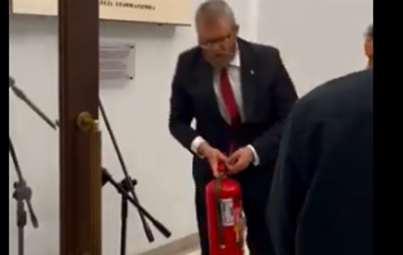 „O rușine”. Un deputat de extremă dreapta a stins cu extinctorul lumânările de Hanuka, în parlamentul polonez | VIDEO