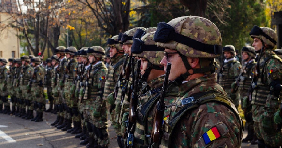 Botoșani, România - 25 octombrie 2022: Soldați mărșăluind în timpul unei repetiții pentru parada militară de Ziua Națională a României. Ziua Armatei Române.