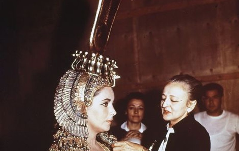 Capa aurie purtată de Elizabeth Taylor în "Cleopatra" va fi scoasă la licitaţie
