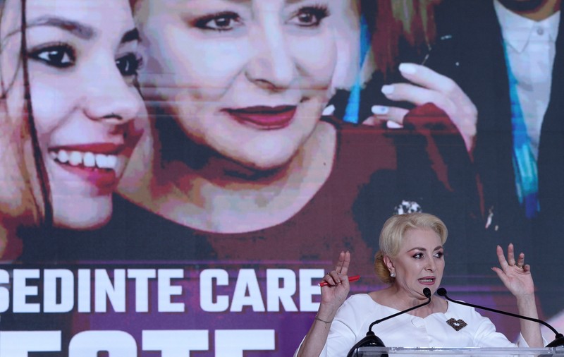Noi pasaje din cartea Vioricăi Dăncilă: „Lângă mine era o gașcă de trădători în PSD”. Despre cine spune că cerea să-i fie date jos bannerele