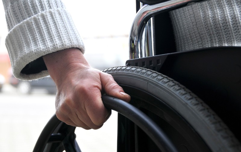 Două proiecte de lege au fost iniţiate! Indemnizaţiile pentru adulţii cu handicap, majorate. Aparţinătorii, scutiţi de impozite