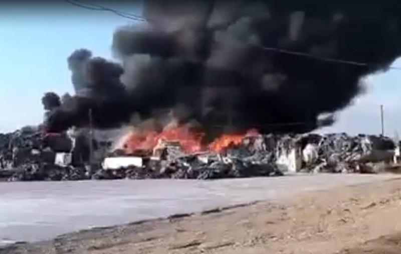 Incendiu puternic în Ariceștii Rahtivani, Prahova. Ard sute de deșeuri cu degajări mari de fum