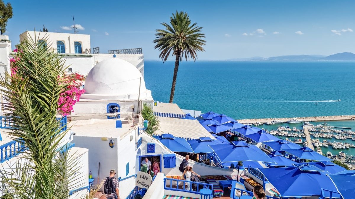 Imagine cu case cu acoperiș albastru din Sidi Bou Said, în Tunisia