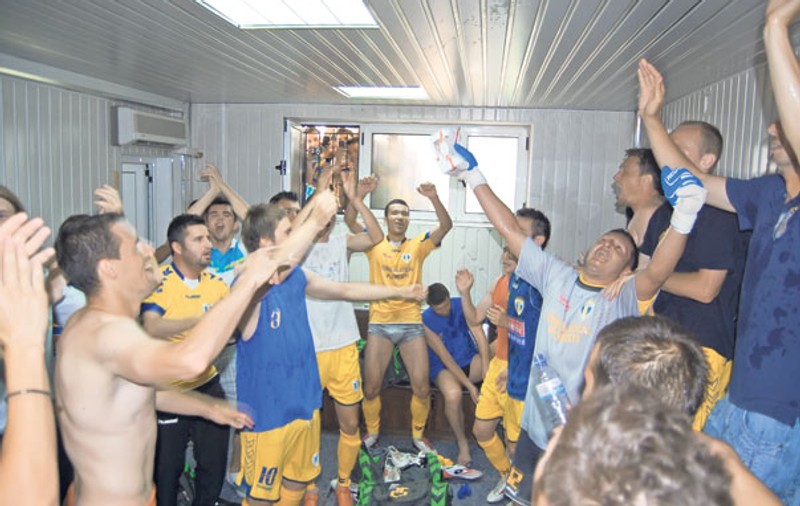 După ce sâmbătă au obţinut promovarea în Liga I, fotbaliştii Petrolului Ploieşti au petrecut două zile