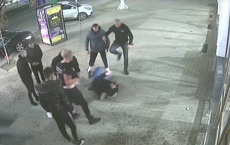 Tânăr bătut cu bestialitate de 6 bodyguarzi. Victima a primit 51 de lovituri în doar 6 minute. Niciunul dintre agresori nu este cercetat