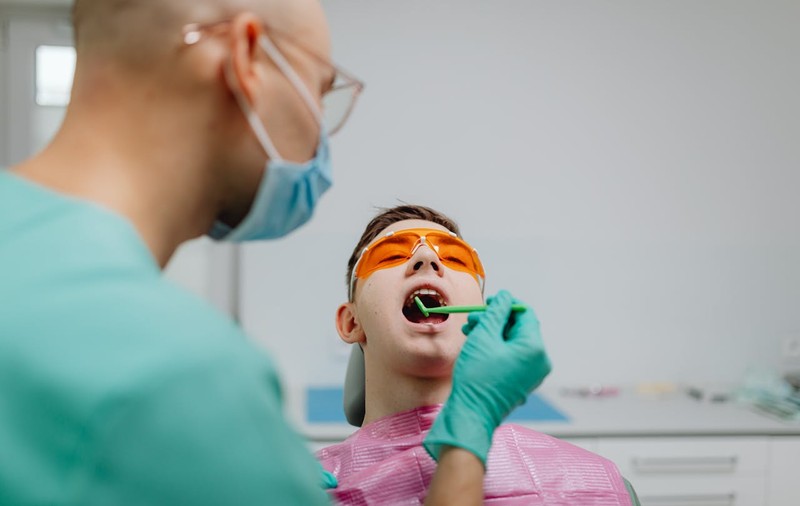Reconstrucția danturii: când alegi soluții fixe și când alegi estetică dentară — Dr. Durbac