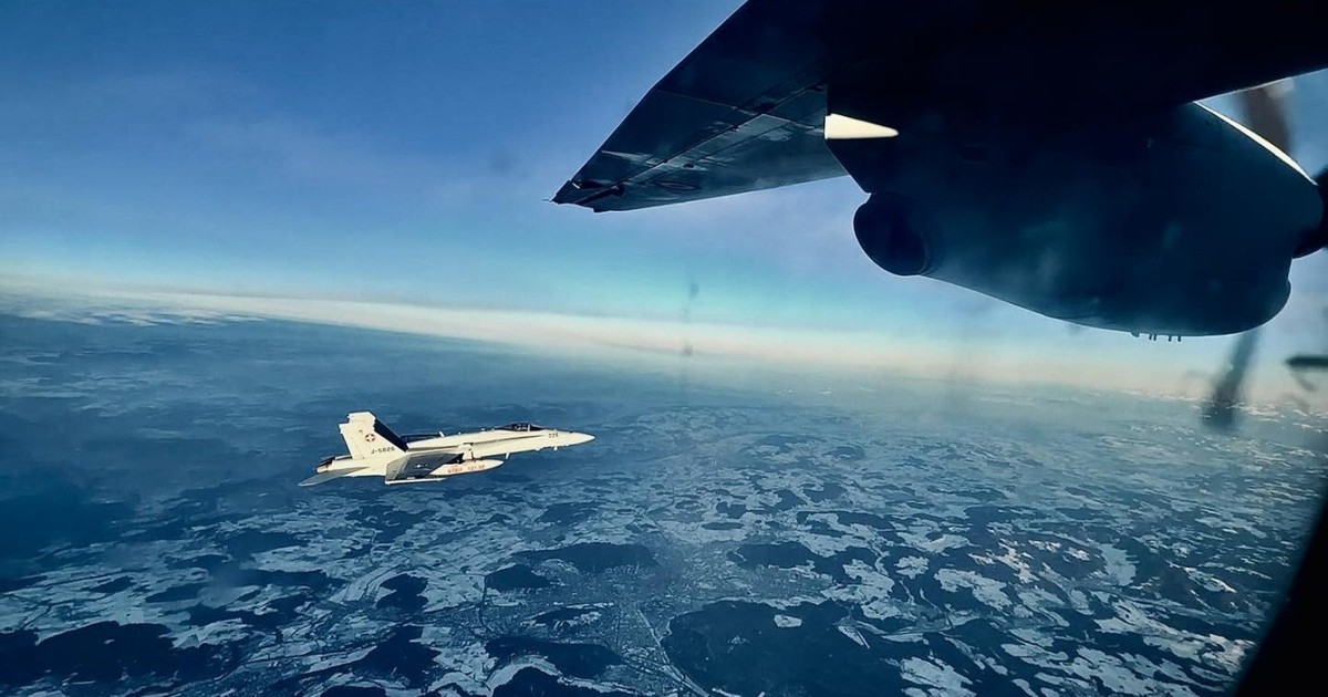 Imagine cu unul dintre cele două avioane F18 care au însoțit aeronava Spartan pe teritoriul Elveției