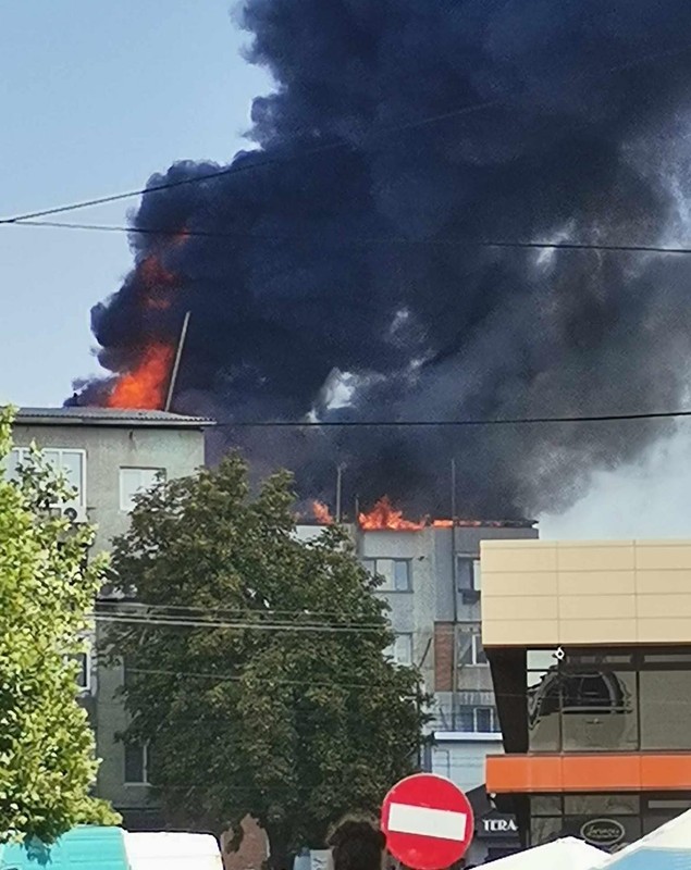 Incendiu la acoperișul unui bloc din Huși. Zeci de persoane au fost evacuate
