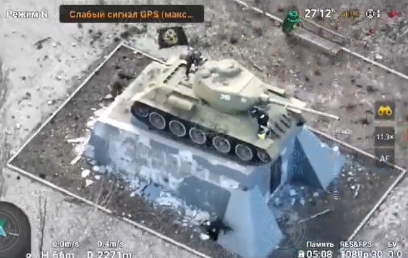 Mercenarii Wagner și-au pus steagul pe monumentul din Bahmut dedicat tancului sovietic T-34. Ce indică reușita lor