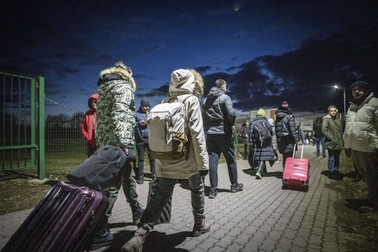 25 februarie 2022, Polonia, Medyka: Refugiați din Ucraina ajung la Medyka, în Polonia, după ce au trecut granița de la Shehyni - foto Hepta