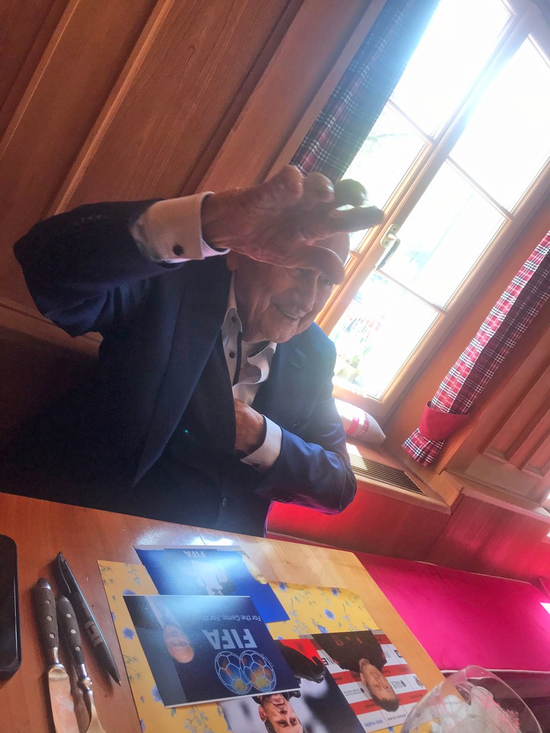 „Am reușit să înving COVID", spune, jovial, Blatter