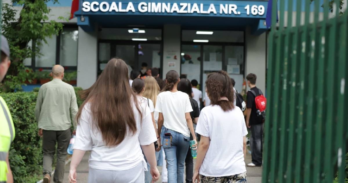 Elevii intră în școală pentru a da examenul de Evaluare Națională 2026