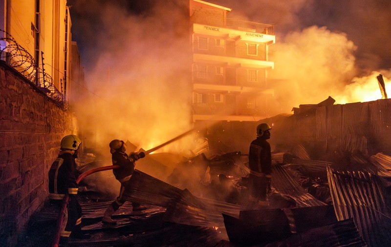 O explozie a declanșat un incendiu uriaș la Nairobi. „O enormă minge de foc”