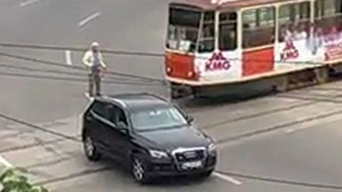 Un bărbat în vârstă a blocat minute bune un sens giratoriu din Galați ca să-și pozeze mașina