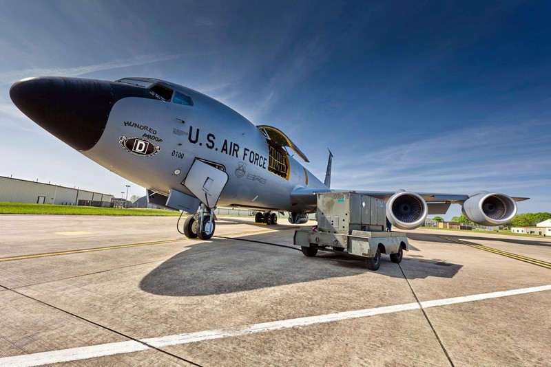 Imagine ilustrativă cu un Boeing KC-135 Stratotanker, un avion militar folosit pentru realimentare aeriană