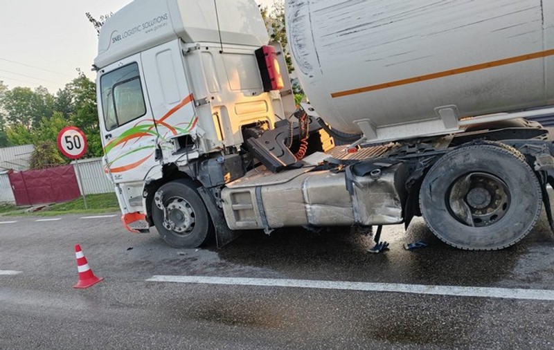 Accident între o cisternă încărcată cu GPL și un TIR, în Suceava. Scurgeri de motorină pe șosea