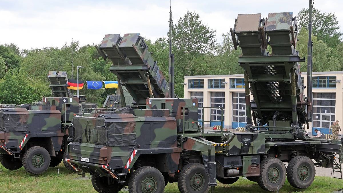 Sistemele Patriot sunt văzute la Grupul de rachete de apărare aeriană 21 din Mecklenburg-Pomerania de Vest. Statele Unite au aprobat vânzarea mai multor sisteme de apărare aeriană Patriot și a altor arme către NATO.