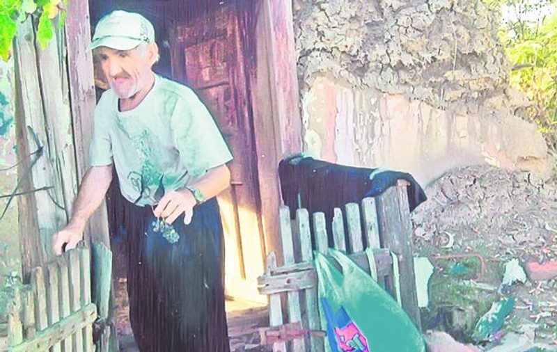«Ajutaţi-l pe nea Liviu! Cade casa pe el»