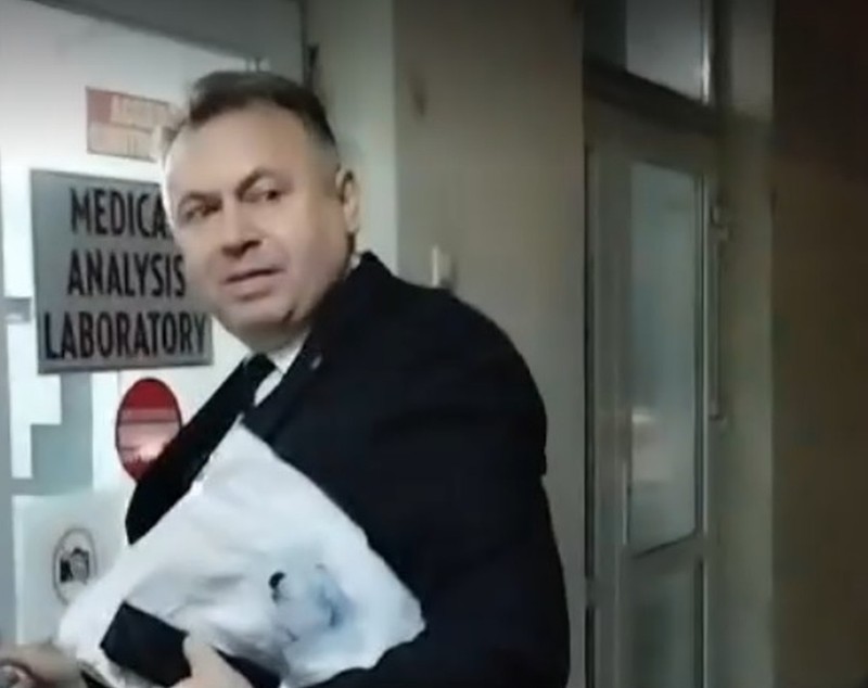 Procurorii DNA au găsit o găină în biroul lui Nelu Tătaru de la spitalul din Huși