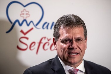 Maros Sefcovic, candidat la alegerile prezidențiale din Slovacia, în timpul unei conferințe de presă susținută sâmbătă la Bratislava sursă foto: EPA