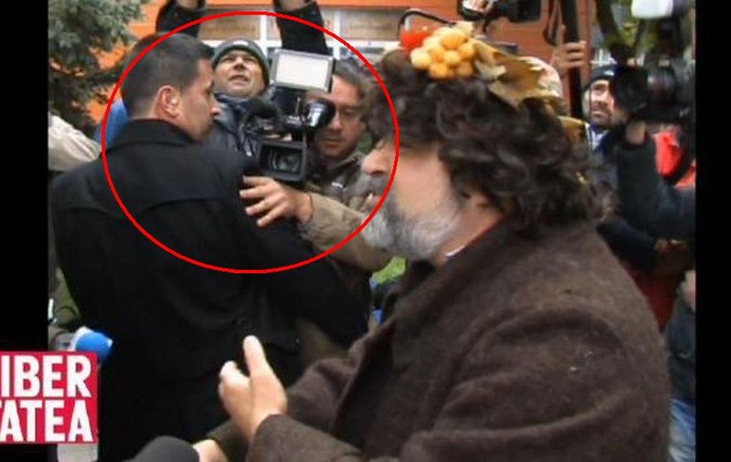 UN JURNALIST a fost LOVIT de UN AGENT SPP al lui VICTOR PONTA, ÎN TESTICULE! VIDEO