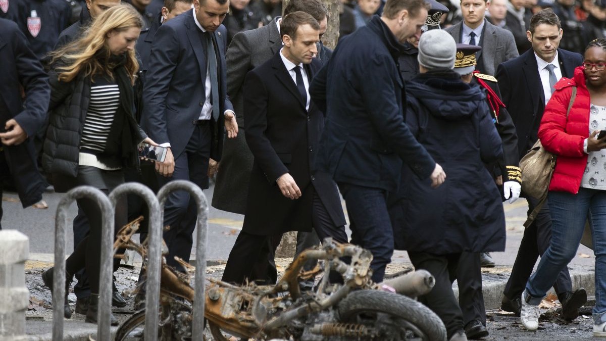 Macron își amână o vizită externă din cauza protestelor din Paris