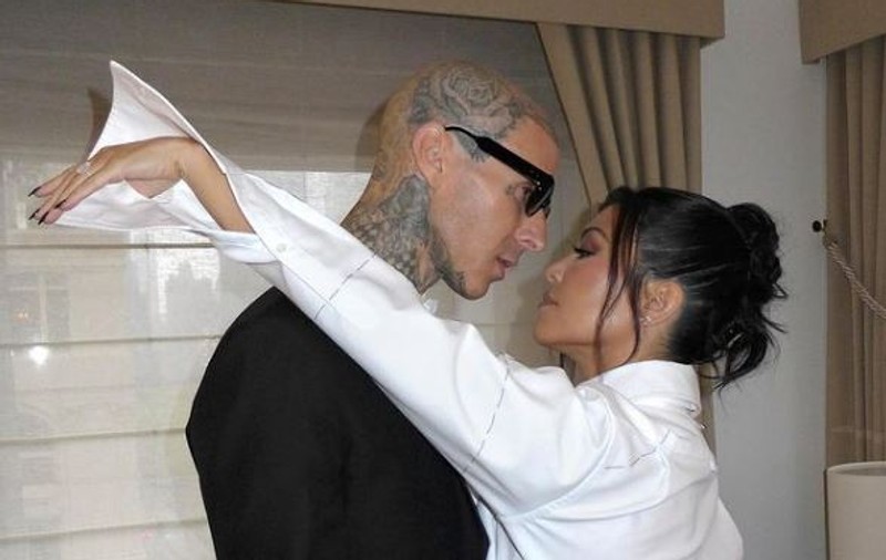 Kourtney Kardashian și Travis Barker s-au căsătorit. Vedeta a avut o rochie de mireasă atipică