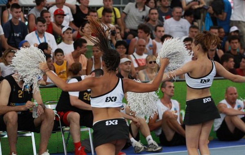Ponta, ruşinat de nişte fete care au defilat cu chiloţeii la vedere! Uite ce faţă de copil cuminte are! | FOTO