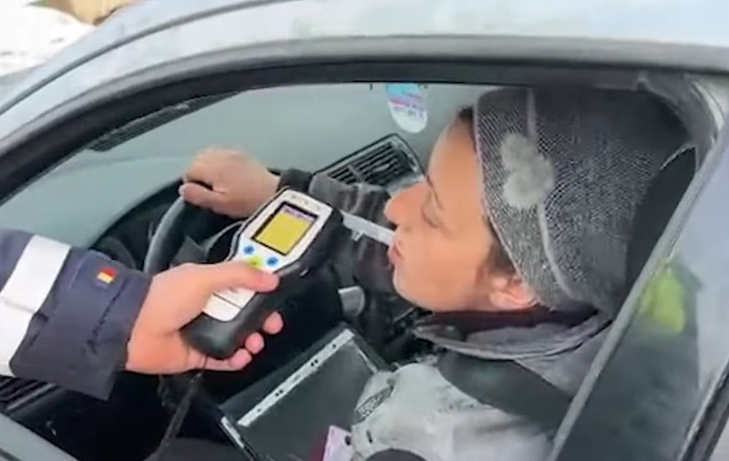 O șoferiță a urcat beată la volan pentru că i-a murit porcul și a ars casa mătușii, în Suceava