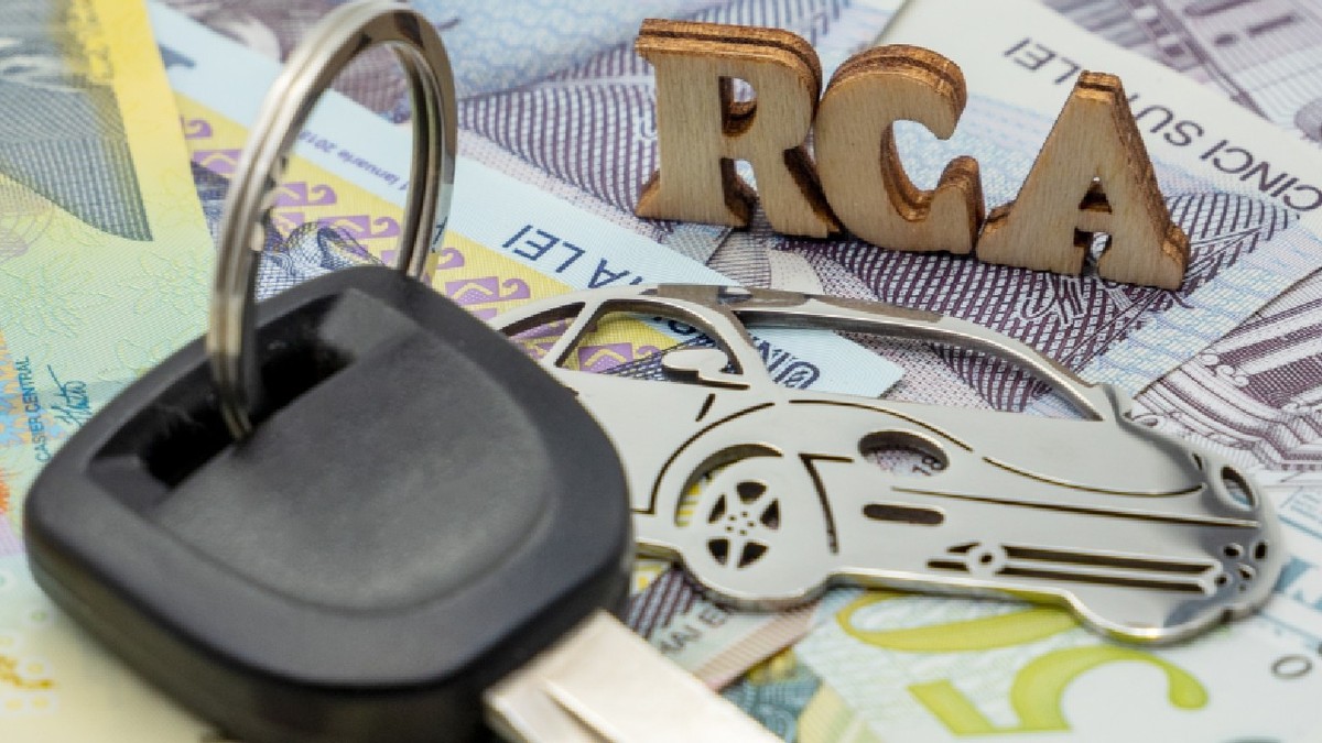 Conceptul de asigurare auto. Cheia mașinii, moneda românească (RON) și abrevierea pentru asigurare