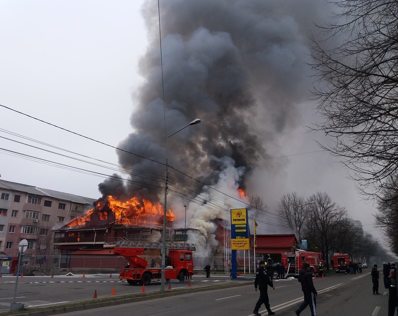 UPDATE / Pensiunea din Focșani care a ars ieri nu avea autorizație ISU