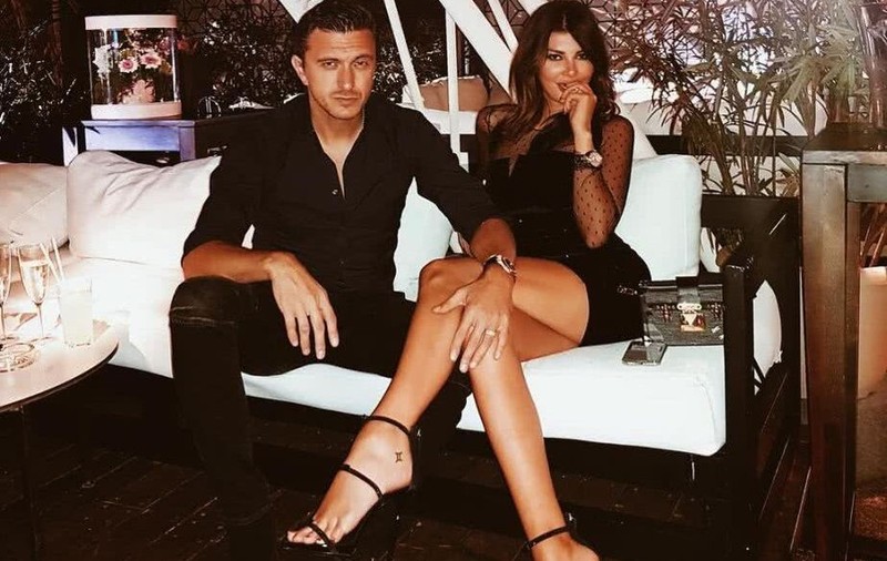 Condamnat în România, Dragoș Săvulescu a fost reținut în Mykonos, după ce soția lui a postat imagini cu ei pe rețelele de socializare