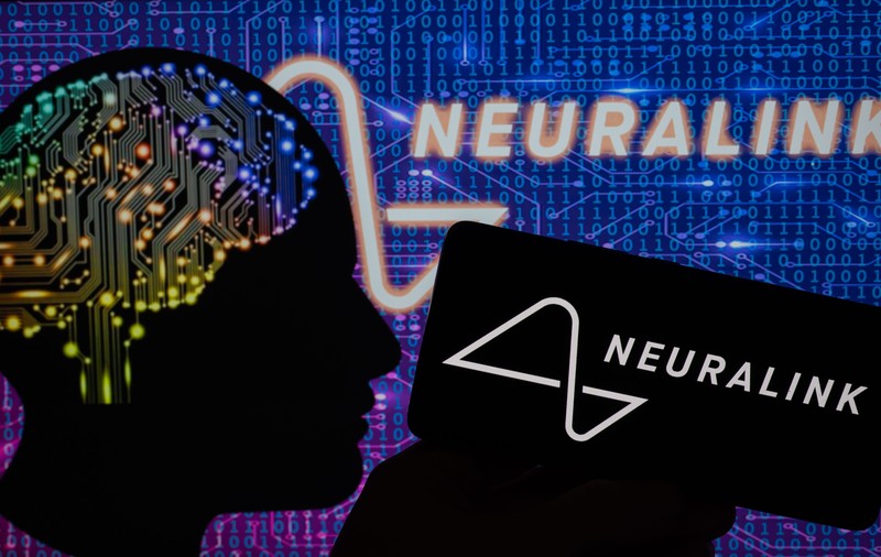 Mii de oameni vor să le fie implantat un cip în creier de către Neuralink, compania lui Elon Musk. Vor putea emite mesaje cu puterea gândului