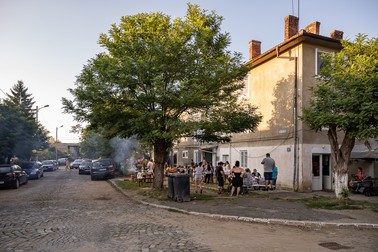 În fundătura cu locuinţe sociale e sărbătoare când cineva se întoarce din străinătate