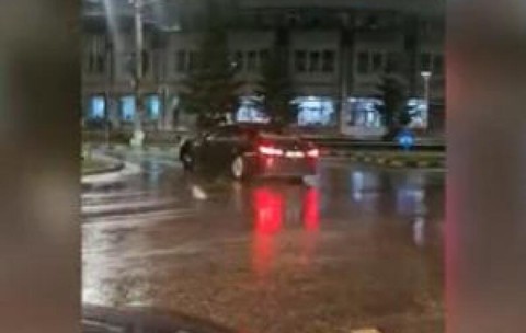 Momentul în care un tânăr face drifturi ca-n filme într-un sens giratoriu din Suceava. A plătit "spectacolul"