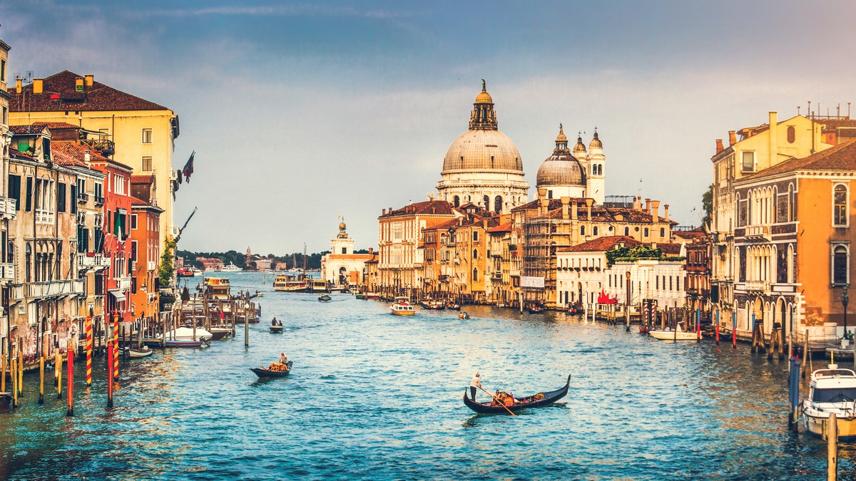 Vedere panoramică a faimosului Canal Grande și Basilica di Santa Maria della Salute la apus de soare în Veneția, Italia Foto 123 RF