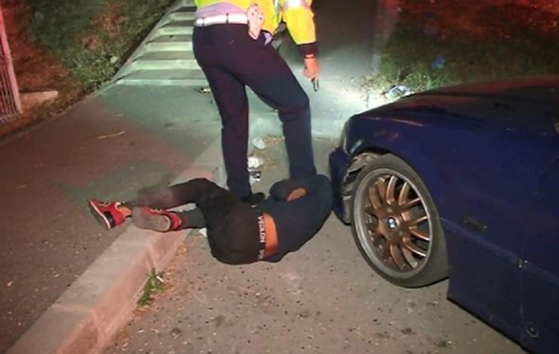 Polițiștii craioveni au tras focuri de armă în plină stradă. Când să prindă răufăcătorii, au realizat că n-aveau cătușe!